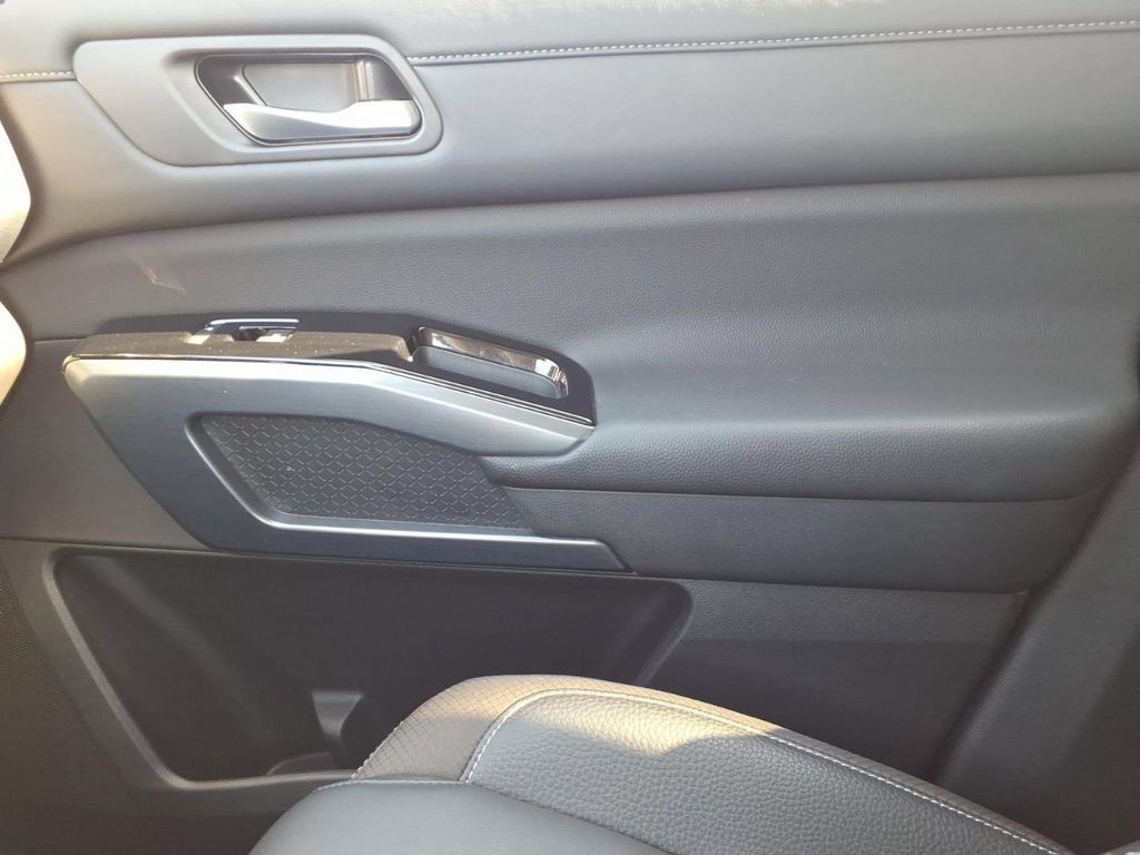 Used 2025 Nissan Pathfinder SL FWD image 24