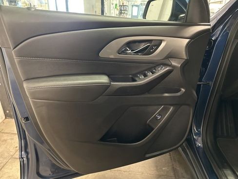 Used 2023 Chevrolet Traverse LT image 9