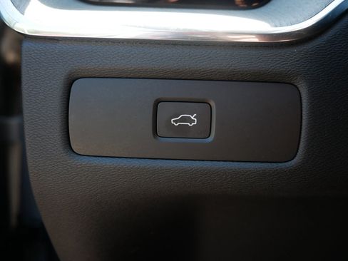 Certified 2025 Volvo XC60 B5 Plus AWD/4WD image 27