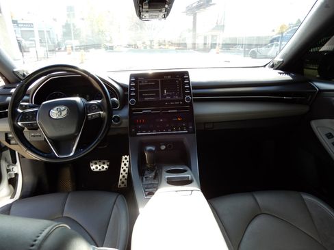 Used 2019 Toyota Avalon XSE image 17