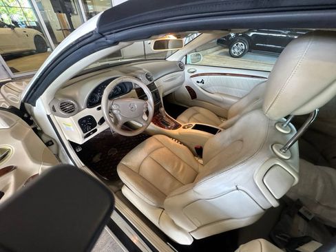 Used 2009 Mercedes-Benz CLK 550 Cabriolet w/ Premium II Pkg image 2