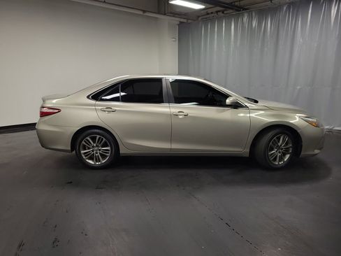 Used 2017 Toyota Camry SE w/ Moonroof Package FWD image 9