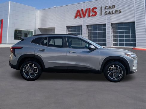 Used 2025 Chevrolet Trax LT w/ LT Convenience Package image 5