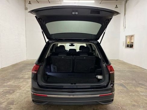 Used 2023 Volkswagen Tiguan SE w/ Panoramic Sunroof Package FWD image 9