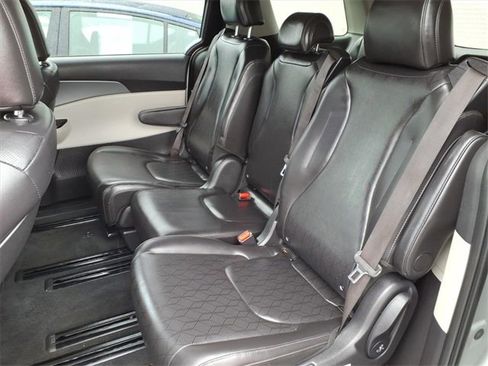 Used 2022 Kia Carnival LX image 8