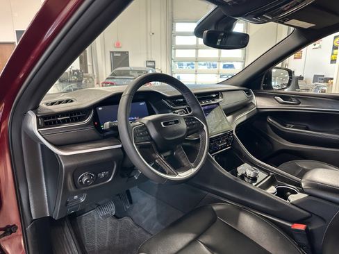 Used 2024 Jeep Grand Cherokee Limited RWD image 16