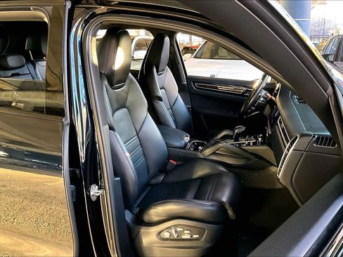 Used 2020 Porsche Cayenne S image 8