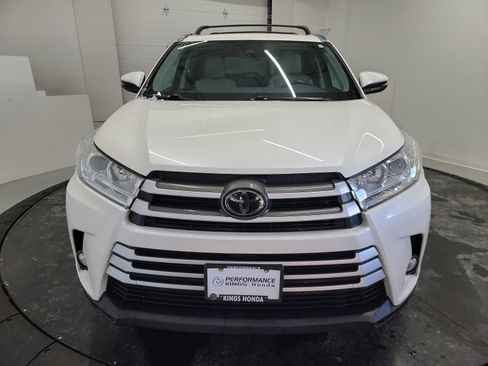 Used 2019 Toyota Highlander XLE image 2