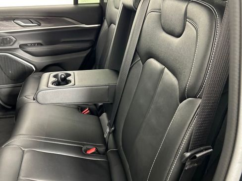 Used 2023 Jeep Grand Cherokee Limited w/ Black Appearance Package image 17