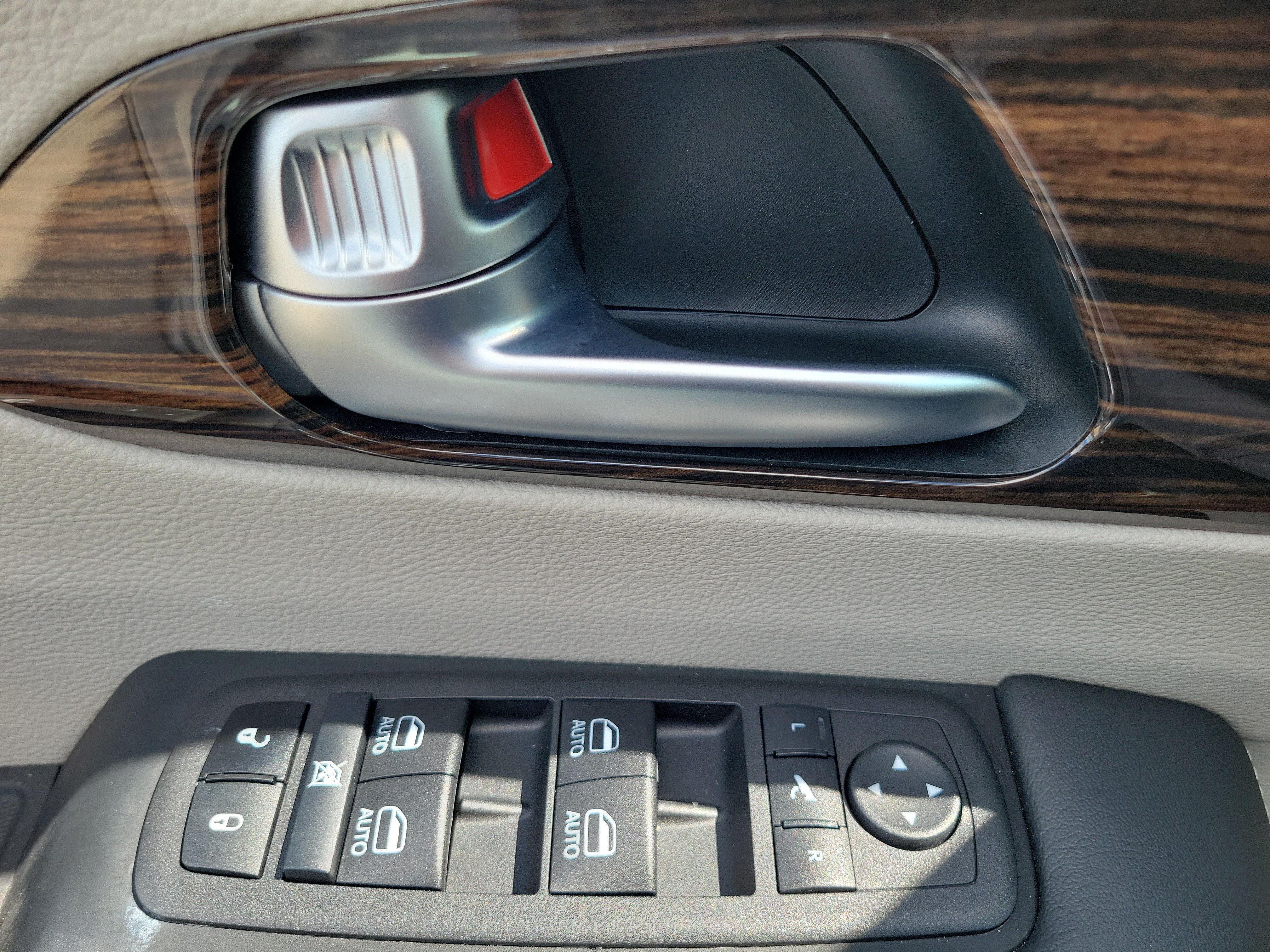 Used 2023 Chrysler Pacifica Limited FWD image 23
