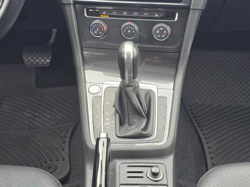 Used 2018 Volkswagen Golf SE image 13