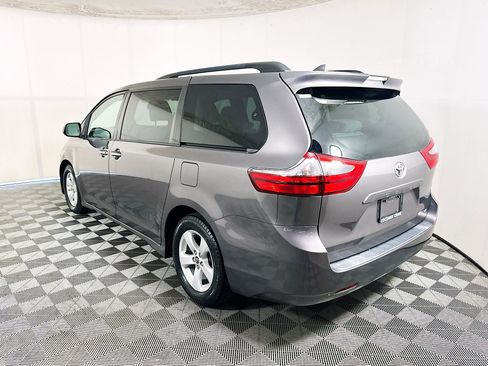 Used 2020 Toyota Sienna LE w/ LE Preferred Package FWD image 5