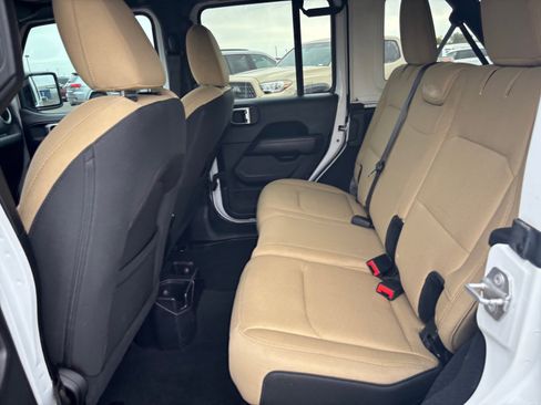 Used 2018 Jeep Wrangler Unlimited Sahara image 26