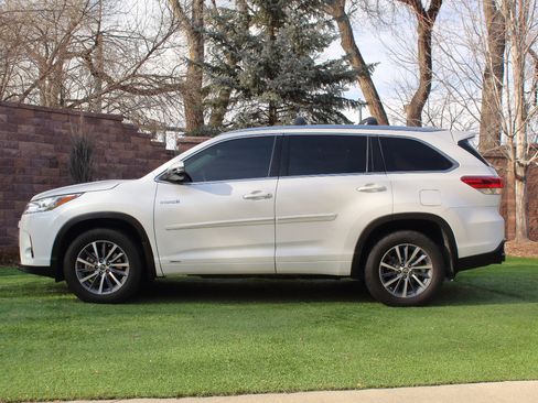 Used 2017 Toyota Highlander XLE image 24