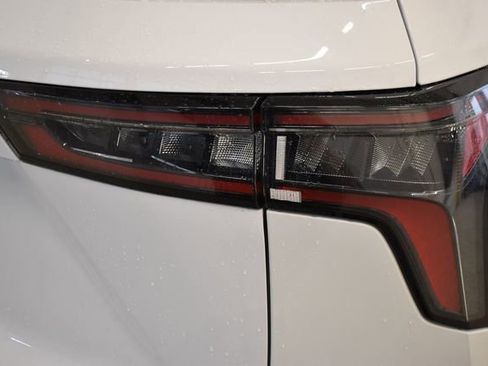 Used 2025 Chevrolet Equinox LT AWD/4WD image 12