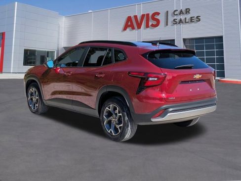 Used 2025 Chevrolet Trax LT w/ LT Convenience Package image 9