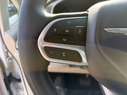 Used 2023 Chrysler Pacifica Touring-L FWD image 20