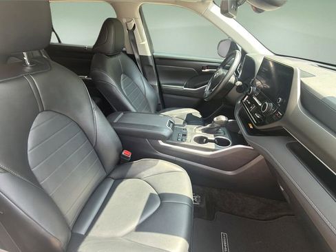 Used 2024 Toyota Highlander XLE FWD image 11