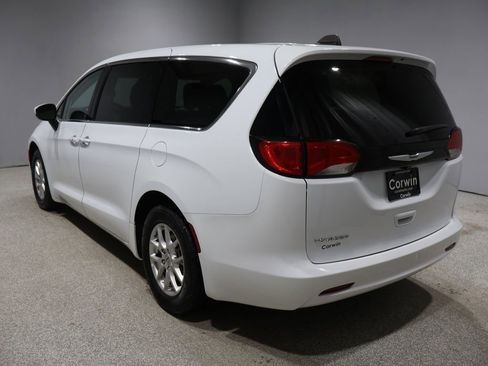 Used 2023 Chrysler Voyager LX image 5