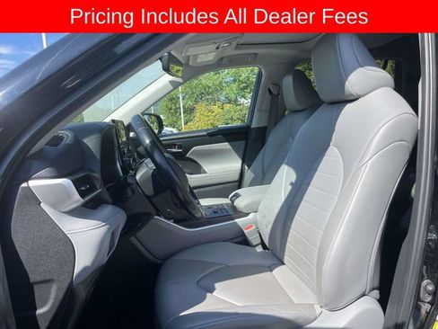 Used 2021 Toyota Highlander XLE AWD/4WD image 22