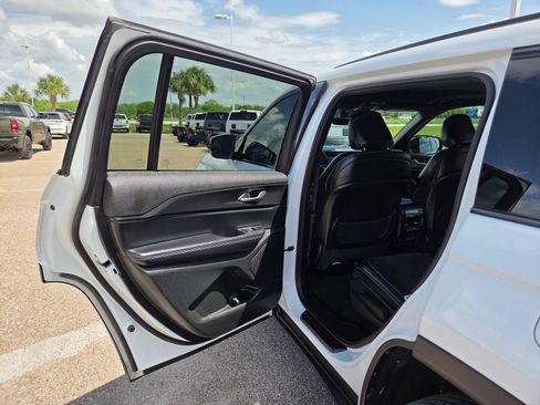 Used 2025 Jeep Grand Cherokee L Altitude AWD/4WD image 17