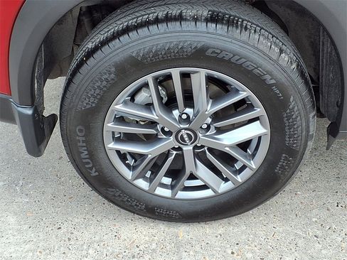 Used 2025 Nissan Rogue S image 9