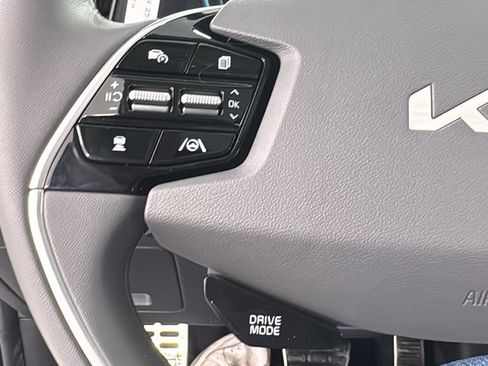 New 2025 Kia Niro EX Touring image 21