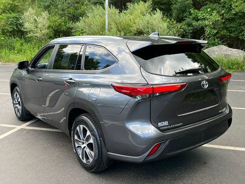 Used 2023 Toyota Highlander XLE AWD/4WD image 3