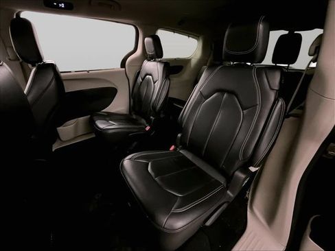 Used 2022 Chrysler Pacifica Touring-L FWD image 25