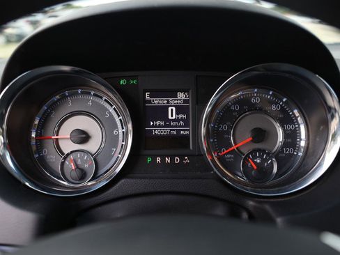 Used 2013 Chrysler Town & Country Touring FWD image 28