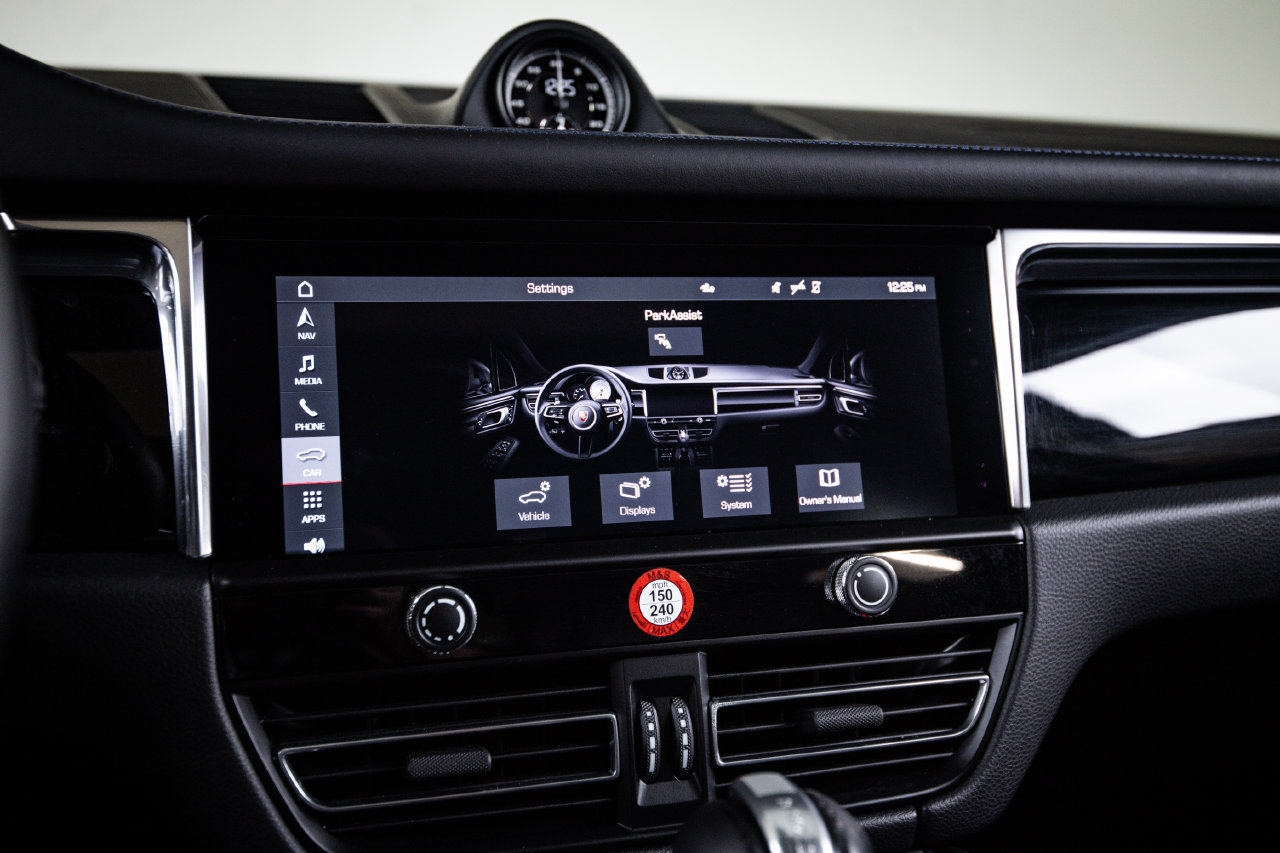Certified 2025 Porsche Macan AWD/4WD image 18