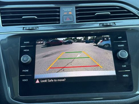 Used 2023 Volkswagen Tiguan SE w/ Panoramic Sunroof Package FWD image 15