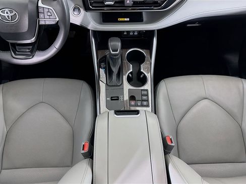 Used 2024 Toyota Highlander Limited FWD image 16