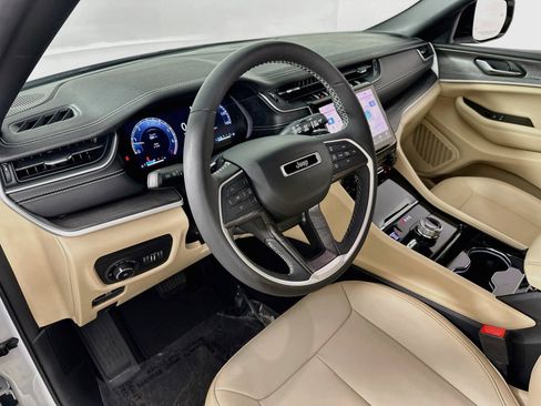 Used 2023 Jeep Grand Cherokee L Limited AWD/4WD image 9