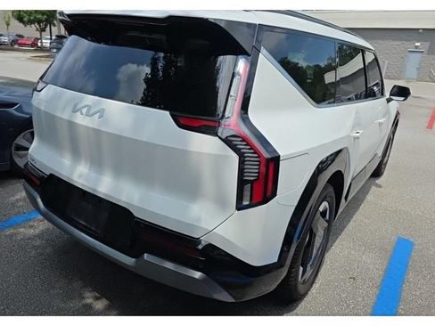Used 2024 Kia EV9 Land AWD/4WD image 3