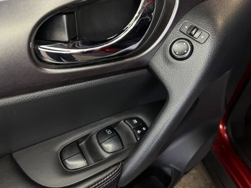 Used 2016 Nissan Rogue S AWD/4WD image 11