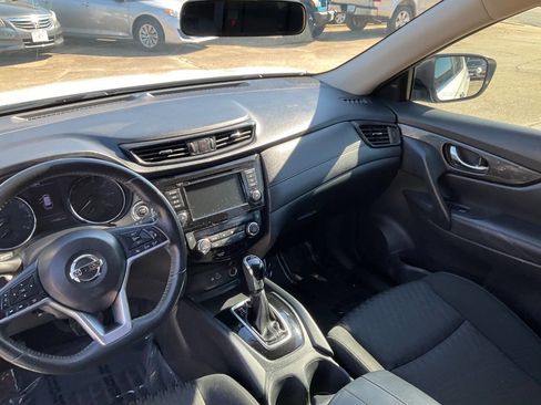Used 2018 Nissan Rogue SV w/ Premium Package FWD image 14