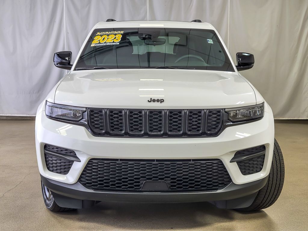 Used 2023 Jeep Grand Cherokee Altitude AWD/4WD image 5
