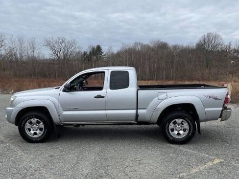 Used 2011 Toyota Tacoma 4x4 Access Cab V6 w/ TRD Off-Road Pkg image 3