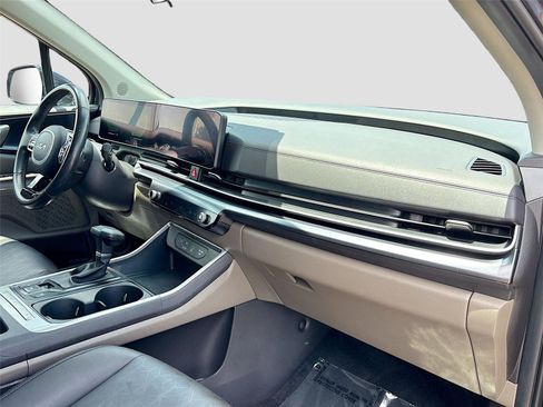 Used 2025 Kia Carnival FWD image 30