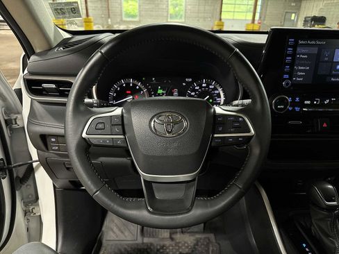 Used 2022 Toyota Highlander XLE AWD/4WD image 19