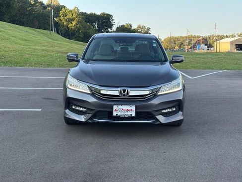 Used 2017 Honda Accord Touring image 2