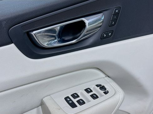 Used 2021 Volvo XC60 T5 Momentum w/ Protection Package Premier image 16