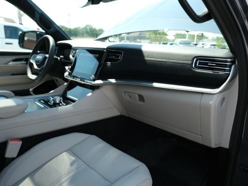 Used 2025 Jeep Wagoneer Series III w/ Premium Group I AWD/4WD image 39