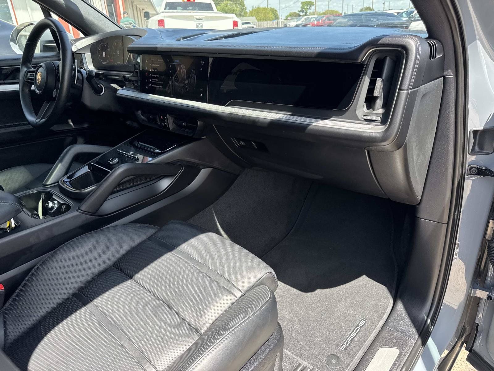 Used 2024 Porsche Cayenne AWD/4WD image 13