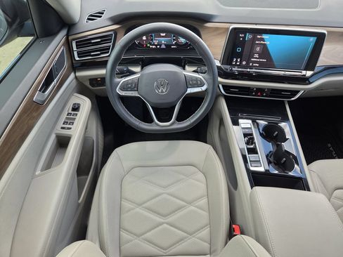 Used 2024 Volkswagen Atlas SE w/ Black Wheel Package FWD image 13