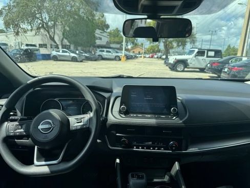 Used 2024 Nissan Rogue SV FWD image 9