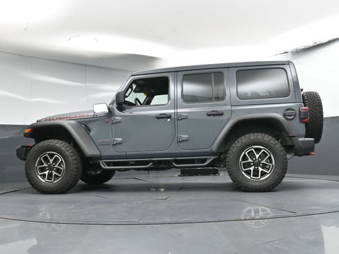 Used 2025 Jeep Wrangler Unlimited Rubicon w/ Convenience Group image 29