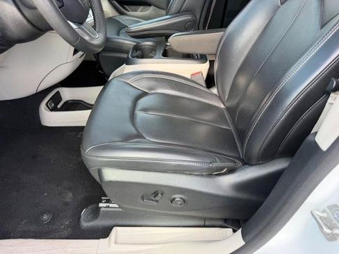 Used 2023 Chrysler Pacifica Touring-L FWD image 23