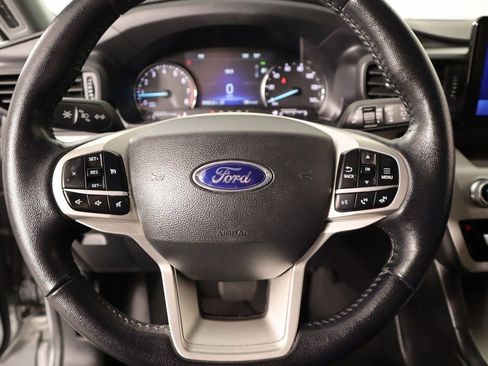 Used 2022 Ford Explorer XLT image 3